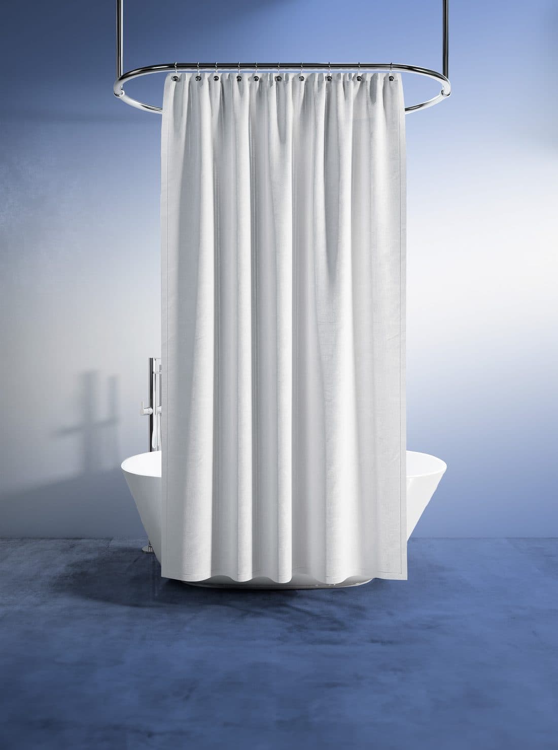 Cortina de baño blanca Caresse colgada sobre una bañera